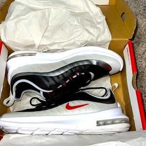 Nike Air Axis (GS) size 6.5Y